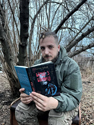Уже рік, як він не пише вірші...